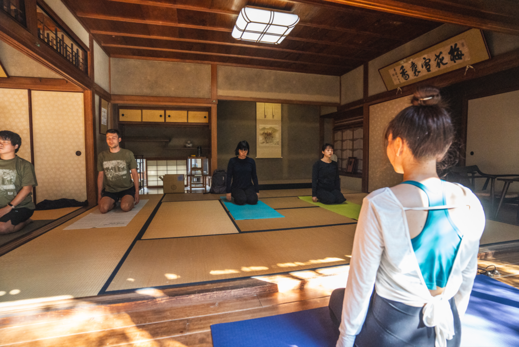 苔香居での禅体験(マインドフルネスヨガ)